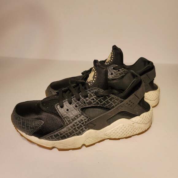 Nike Air Huarache Athletic Shoe - Picture 4 of 7